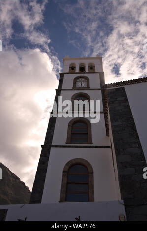 Vue depuis l'étage de la tour de la cloche de l'église de Santa Ana (PAROS) contrastant des dialogues nuages dans l'arrière-plan Banque D'Images