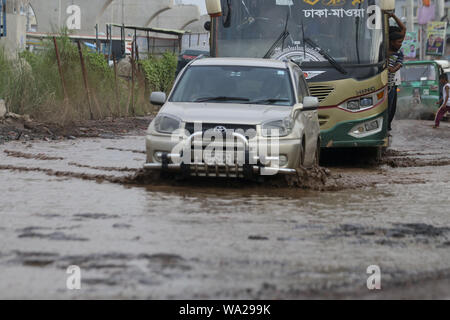 Dhaka, Dhaka, Bangladesh. Août 16, 2019. L'entraînement du véhicule au moyen d'une partie de la route inondée.Construction de Dhaka Mawa highway se passe mais très lentement. Les routes sont cassées, sous la boue et l'eau. Il rend la vie quotidienne des habitants de la région misérable. Crédit : Le Sultan Mahmud Mukut SOPA/Images/ZUMA/Alamy Fil Live News Banque D'Images