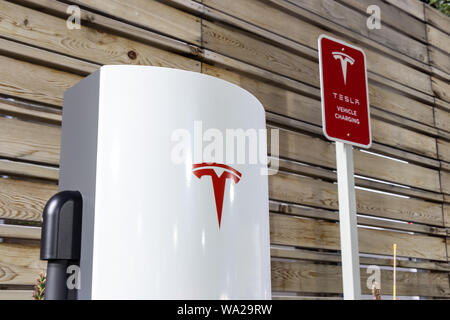 Haut de Tesla Supercharger urbain de nuit. scintillants Banque D'Images