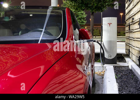 Tesla Model S est connecté à Tesla Supercharger Banque D'Images