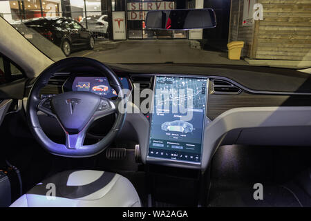 À l'intérieur de Tesla Model S vu une nuit alors que le véhicule est en charge chez Tesla Supercharger au centre de service à Toronto. Banque D'Images