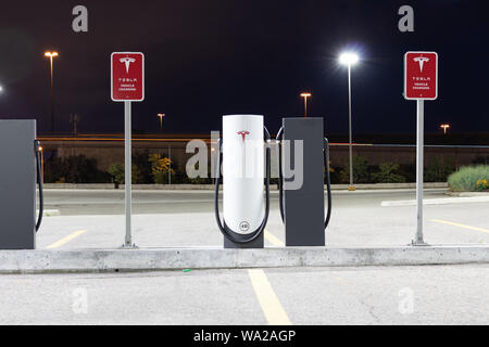 Tesla Supercharger Station sur une nuit claire. Banque D'Images