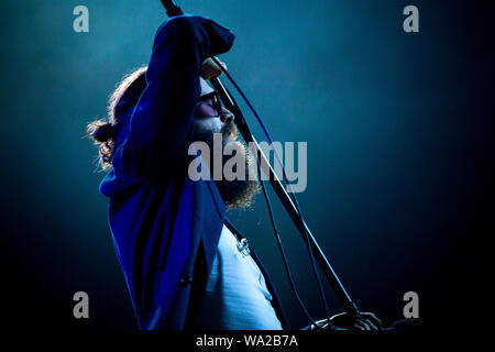 Le Père John Misty est vu en live à Vodafone Paredes de Coura festival à Paredes de Coura, Portugal. Banque D'Images