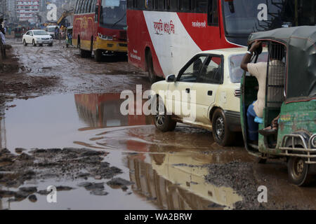 Dhaka, Dhaka, Bangladesh. Août 16, 2019. L'entraînement du véhicule au moyen d'une partie de la route inondée.Construction de Dhaka Mawa highway se passe mais très lentement. Les routes sont cassées, sous la boue et l'eau. Il rend la vie quotidienne des habitants de la région misérable. Crédit : Le Sultan Mahmud Mukut SOPA/Images/ZUMA/Alamy Fil Live News Banque D'Images