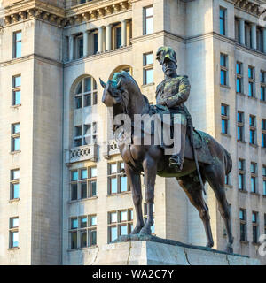 Liverpool, Royaume-Uni - 17 mai 2018 : Monument du roi Édouard VII par Sir William Goscombe John, à l'origine situé à St George's Hall mais sur un granit de Bronze Banque D'Images