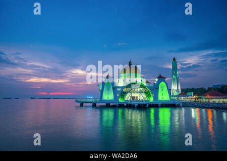 Vue aérienne de Malacca paysage avec Masjid Selat Melaka au crépuscule Banque D'Images