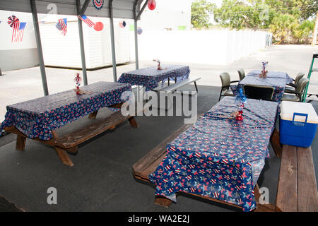 Les tables de pique-nique sont mis en place pour la fête de l'indépendance. Barbecue au bureau avec des décorations de fête. Il y a beaucoup de rouge blanc et bleu sur la table. Banque D'Images