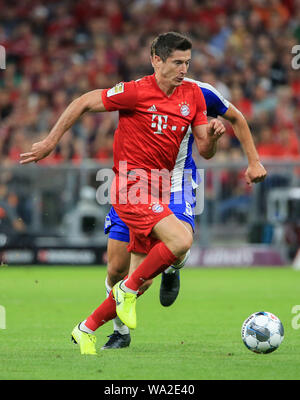 Munich, Allemagne. Août 16, 2019. Robert Lewandowski du Bayern Munich contrôle le ballon pendant le match de Bundesliga entre FC Bayern Munich et Hertha BSC à Munich, Allemagne, 16 août 2019. Crédit : Philippe Ruiz/Xinhua Banque D'Images