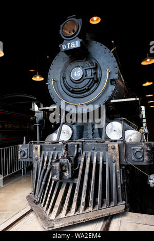 Un moteur à vapeur d'époque train locomotive exposée au Roundhouse à Greenfield Village, Henry Ford Museum, Dearborn, Michigan, USA Banque D'Images