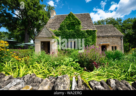 Cotswold Cottage et ses jardins anglais, situé dans la région de Greenfield Village à l'Henry Ford Museum situé à Dearborn, Michigan, USA Banque D'Images