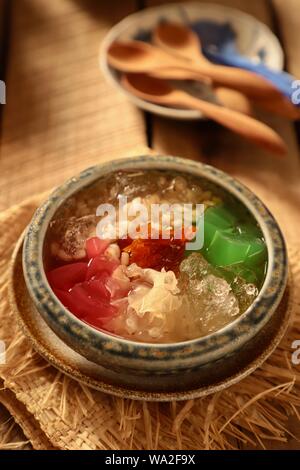 Es Sekoteng Medan. Cocktail dessert de refroidissement d'orge, fruits de palmiers, champignon blanc, gelée d'agar, et préservé de glace concassée kumquat sucre dans l'eau. Banque D'Images