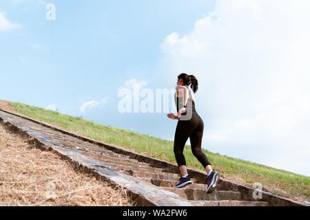 Young woman running sport piscine a l'étage on blue sky Banque D'Images