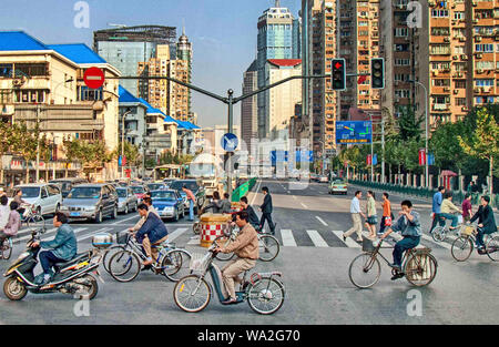 Shanghai, Chine. 30Th Oct, 2006. Les vélos et scooters sont une forme commune de transport dans les rues de Shanghai. Credit : Arnold Drapkin/ZUMA/Alamy Fil Live News Banque D'Images