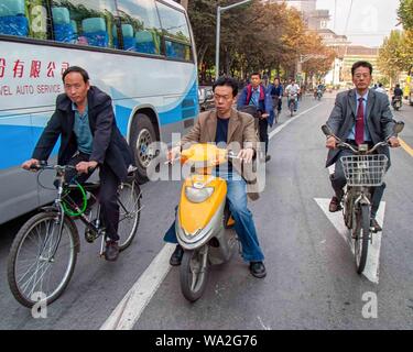 Shanghai, Chine. 30Th Oct, 2006. Les vélos et scooters sont une forme commune de transport dans les rues de Shanghai. Credit : Arnold Drapkin/ZUMA/Alamy Fil Live News Banque D'Images