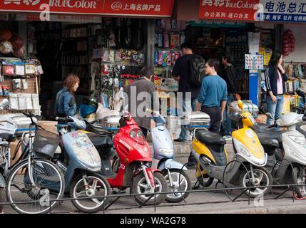 Shanghai, Chine. 30Th Oct, 2006. Parcourir les boutiques de la rue à Shanghai avec des scooters à vendre qui tapissent le trottoir. Credit : Arnold Drapkin/ZUMA/Alamy Fil Live News Banque D'Images