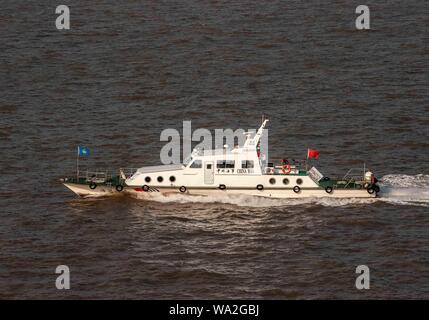 Shanghai, Chine. 30Th Oct, 2006. Une Chine de l'Administration de la sécurité maritime (MSA) des patrouilles en bateau le port de Shanghai. Credit : Arnold Drapkin/ZUMA/Alamy Fil Live News Banque D'Images