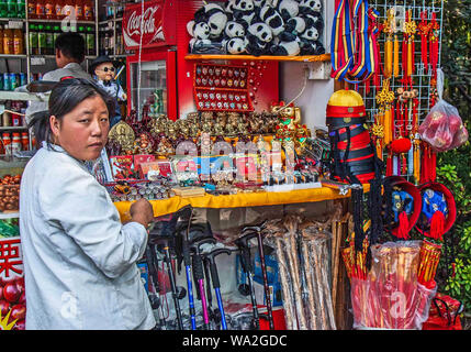 Shanghai, Chine. 30Th Oct, 2006. Une jeune vendeuse chinoise, à un stand à Shanghai, la vente de souvenirs touristiques. Credit : Arnold Drapkin/ZUMA/Alamy Fil Live News Banque D'Images