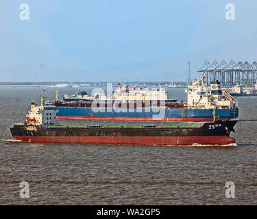 Shanghai, Chine. 30Th Oct, 2006. Plusieurs grands navires de se croiser dans le port très animé de Shanghai. Credit : Arnold Drapkin/ZUMA/Alamy Fil Live News Banque D'Images