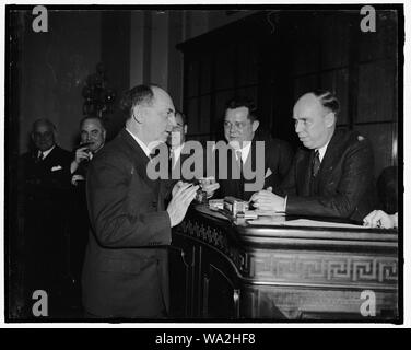 Comité des affaires navales avant. Washington, D.C., 7 février. Niant tout carrément engagements étrangers ou ententes, l'amiral William D. Leahy, chef des opérations navales, a déclaré aujourd'hui au Comité des affaires navales de la Chambre que la flotte s'attend à se tenir sur ses propres pieds dans la défense nationale, de l'amiral auditeurs intéressés étaient le témoignage de Ralph E. Église de malade. (Centre) et Ralph O. Brewster du Maine (à droite) Banque D'Images