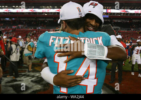 Tampa, Floride, USA. Août 16, 2019. 16 août 2019 : Miami Dolphins quart-arrière Ryan Fitzpatrick (14) et Tampa Bay Buccaneers quarterback Jameis Winston (3) après le début de la saison NFL match entre les dauphins de Miami et les Tampa Bay Buccaneers tenue au Raymond James Stadium de Tampa, Floride. Andrew J. Kramer/Cal Sport Media Credit : Cal Sport Media/Alamy Live News Banque D'Images