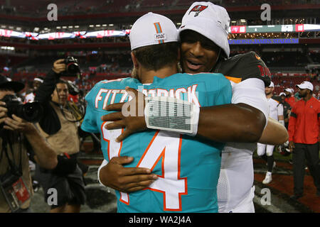 Tampa, Floride, USA. Août 16, 2019. 16 août 2019 : Miami Dolphins quart-arrière Ryan Fitzpatrick (14) et Tampa Bay Buccaneers quarterback Jameis Winston (3) après le début de la saison NFL match entre les dauphins de Miami et les Tampa Bay Buccaneers tenue au Raymond James Stadium de Tampa, Floride. Andrew J. Kramer/Cal Sport Media Credit : Cal Sport Media/Alamy Live News Banque D'Images