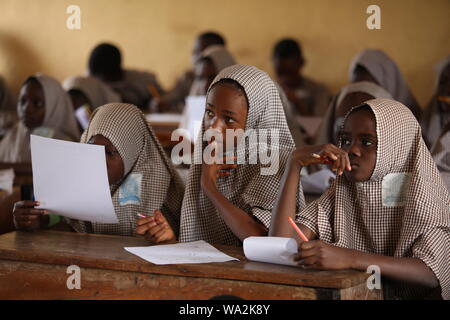 Les étudiants qui fréquentent l'école primaire de la classe au Nigeria dans la chambre l'insuffisance Banque D'Images