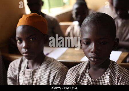 Les étudiants qui fréquentent l'école primaire de la classe au Nigeria dans la chambre l'insuffisance Banque D'Images