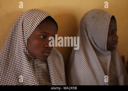 Les étudiants qui fréquentent l'école primaire de la classe au Nigeria dans la chambre l'insuffisance Banque D'Images