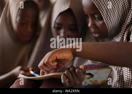 Les étudiants qui fréquentent l'école primaire de la classe au Nigeria dans la chambre l'insuffisance Banque D'Images