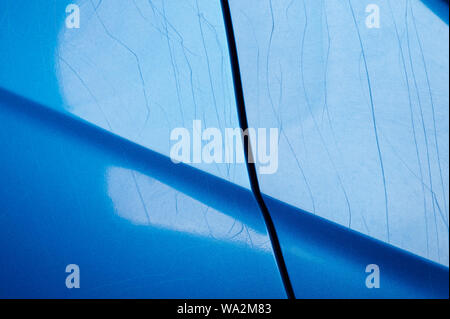 Rayures sur la peinture de voiture brillant bleu vue rapprochée Banque D'Images
