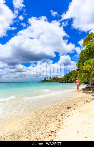 Hauts femme marche sur la plage de sable blanc de Easo, Lifou, Nouvelle Calédonie, du Pacifique Sud Banque D'Images