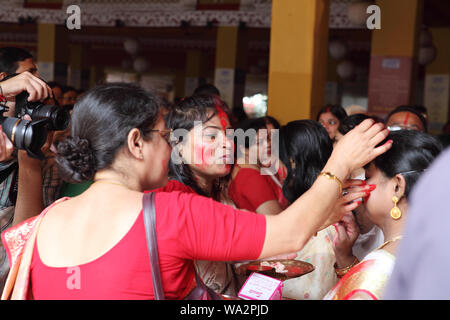 Célébrer les femmes durga pooja, Kolkata, West Bengal, India Banque D'Images