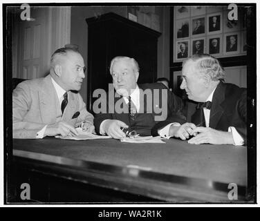 Trois grands de sous-comité judiciaire du Sénat. Washington, D.C., le 7 janvier. Tous les experts à contre-interroger ces trois sénateurs, membres du Comité judiciaire du Sénat, prendra une part active à l'interrogation de témoins lorsque le comité commence l'ouverture des audiences la semaine prochaine pour examiner la désignation de Felix Frankfurter à la Cour suprême. De gauche à droite - Le sénateur Matthew M. Neely, West Virginia, Président ; le sénateur Pat, McCarran Nevada ; et le sénateur Tom Connolly, Texas, 1/7/39 Banque D'Images