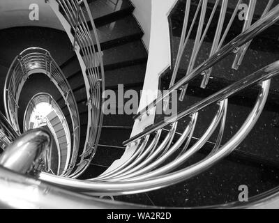 Escalier en colimaçon avec main courante d'acier en baisse, en noir et blanc Banque D'Images