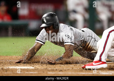 Anaheim, Californie, USA. Août 16, 2019. 16 août 2019 : l'arrêt-court des Chicago White Sox Tim Anderson (7) coulisse dans le marbre lors d'une balle passée pendant le jeu entre les White Sox de Chicago et Los Angeles Angels of Anaheim au Angel Stadium à Anaheim, CA, (photo de Peter Renner and Co, Cal Sport Media) Credit : Cal Sport Media/Alamy Live News Banque D'Images