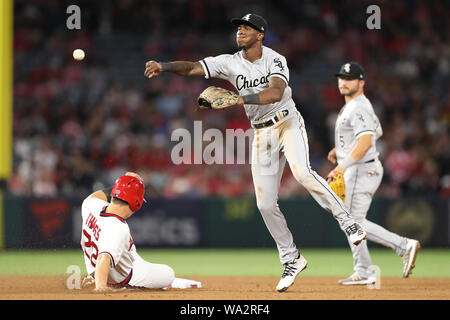 Anaheim, Californie, USA. Août 16, 2019. 16 août 2019 : l'arrêt-court des Chicago White Sox Tim Anderson (7) ne peut pas remplir le double jeu que Los Angeles Angels de troisième but Matt Thaiss (23) glisse en deuxième lors du match entre les Chicago White Sox et les Los Angeles Angels of Anaheim au Angel Stadium à Anaheim, CA, (photo de Peter Renner and Co, Cal Sport Media) Credit : Cal Sport Media/Alamy Live News Banque D'Images