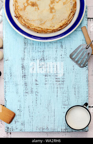 La cuisson des crêpes. Ingrédients, vaisselle et ustensiles de cuisine pour des crêpes. Focus sélectif. Banque D'Images