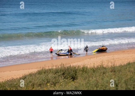 Formation de sauveteurs de sauvetage Surf avec jet ski bateaux à Palm Beach à Sydney, Australie Banque D'Images