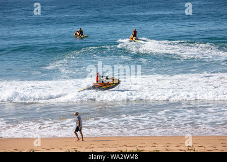 Formation de sauveteurs de sauvetage Surf avec jet ski bateaux à Palm Beach à Sydney, Australie Banque D'Images