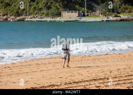 Middle aged man exercices par le jogging le long de Palm Beach à Sydney, Australie Banque D'Images