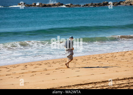 Homme d'âge moyen des exercices sur le Palm Beach à Sydney, Australie Banque D'Images