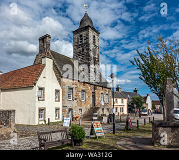 Entrée au National Trust for Scotland Office et Culross Town House Sandhaven avec tour de l'horloge dans le Royal Burgh de Culross Fife Scotland UK Banque D'Images