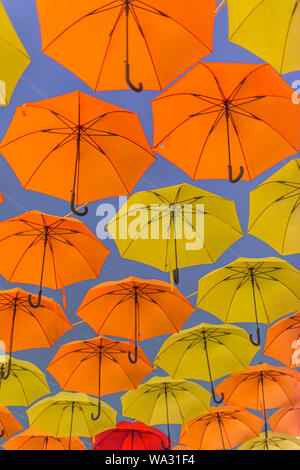 Parasols jaunes et orange dans l'air. Banque D'Images