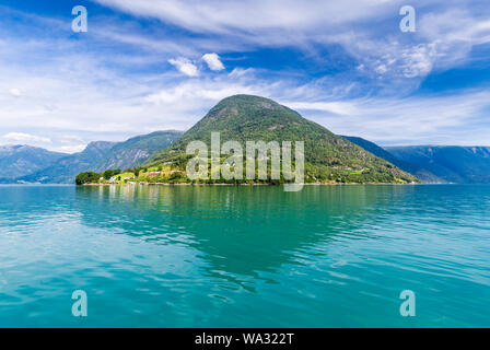 Avis sur l'ORNES, célèbre pour l'église de Urnes, le petit passage de bac entre Lustrafjorden Solvorn et Ornes, Sogn og Fjordane, en Norvège. Banque D'Images
