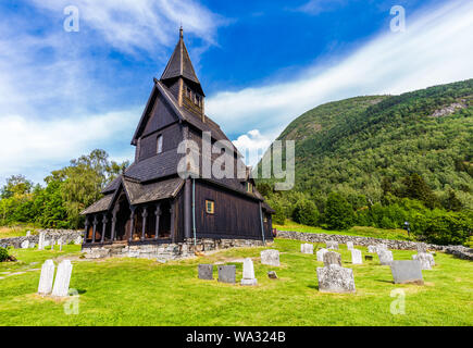 Église Urnes à Ornes le long Lustrafjorden dans le comté de Sogn og Fjordane, en Norvège. Banque D'Images