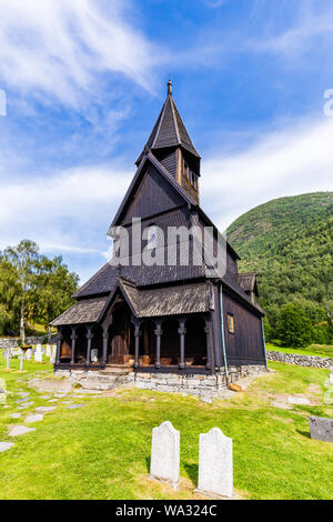 Église Urnes à Ornes le long Lustrafjorden dans le comté de Sogn og Fjordane, en Norvège. Banque D'Images