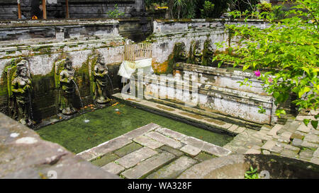 Dans l'eau de source saint temple Tirta Empul à Bali Indonésie Banque D'Images