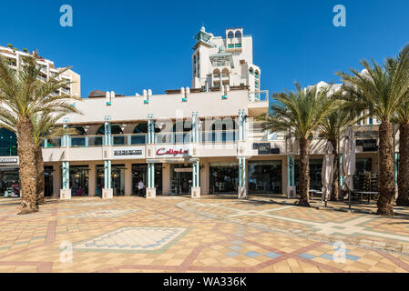 Eilat, Israël - le 7 novembre 2017 : Central promenade avec des magasins, hôtels et restaurant à Eilat - célèbre station touristique en Israël. Banque D'Images