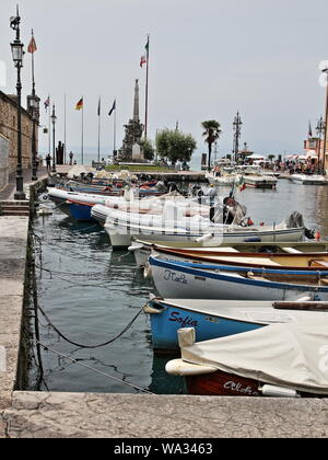 Bateaux amarrés à Lazise, Le Lac de Garde, Vénétie, Italie Banque D'Images