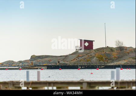 Piers et une petite maison sur une falaise au bord de la mer. Banque D'Images